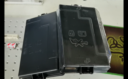 國內知名貼膜機廠家，電池蓋自動貼膜機助力塑膠件生產品質升級